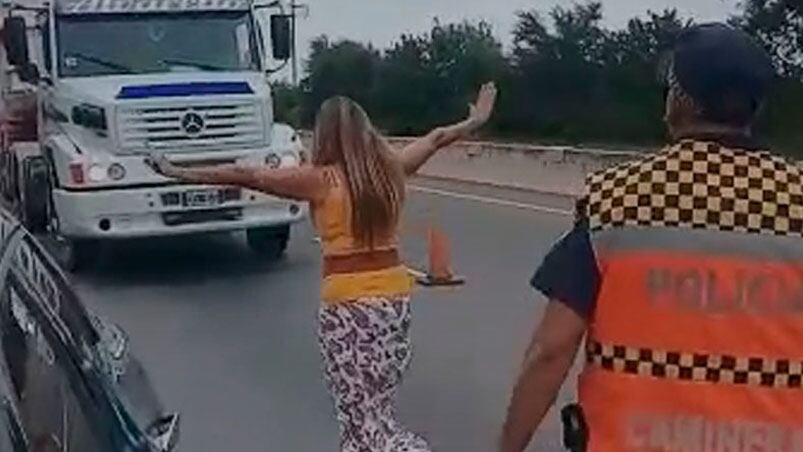El momento en que la conductora le pidió ayuda a un camionero.