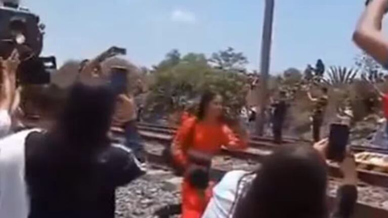 El momento en que la joven esperaba la llegada de la locomotora para sacarse la selfie.