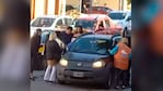 El momento en que la mamá dio a luz en el auto.