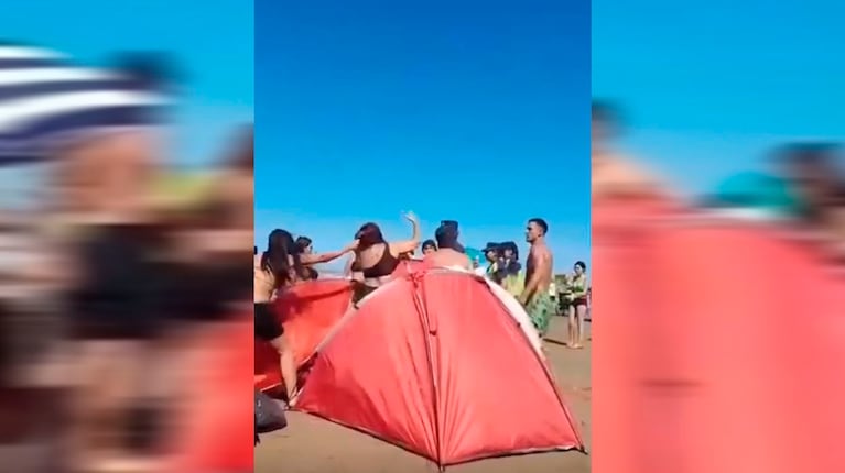 El momento en que la mujer agarra del pelo a la otra en medio de la batalla campal. (Foto: captura de video/Video: gentileza Hechos y derecho).