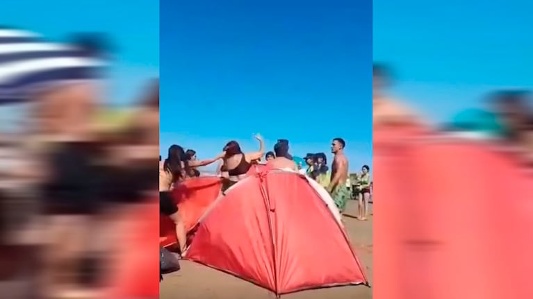 El momento en que la mujer agarra del pelo a la otra en medio de la batalla campal. (Foto: captura de video/Video: gentileza Hechos y derecho).