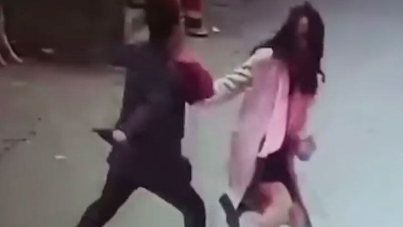 El momento en que la mujer es agredida por el comerciante.