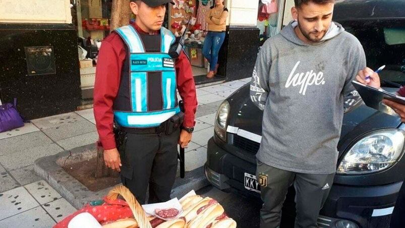 El momento en que la Policía le labró el acta a Maxi.