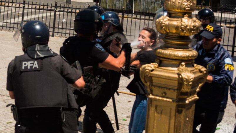 El momento en que la Policía le tira gas a Mendoza.