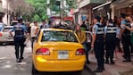 El momento en que la víctima encuentra sus pertenencias arriba de un taxi.