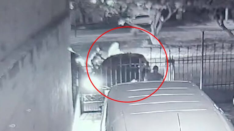 El momento en que ladrones abordaron a la víctima.