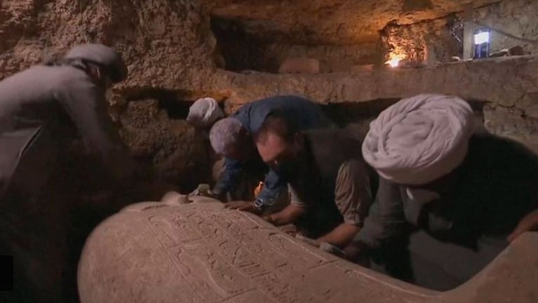 El momento en que los arqueólogos lograron abrir el sarcófago. / Fotos: Discovery