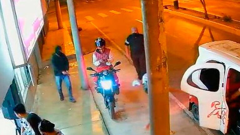 El momento en que los asaltantes agarran al trabajador.
