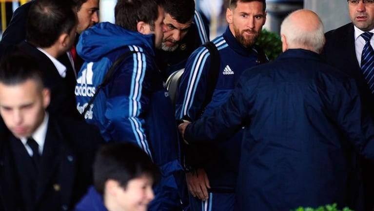 El momento en que Messi observa cómo sacan a Luciano.