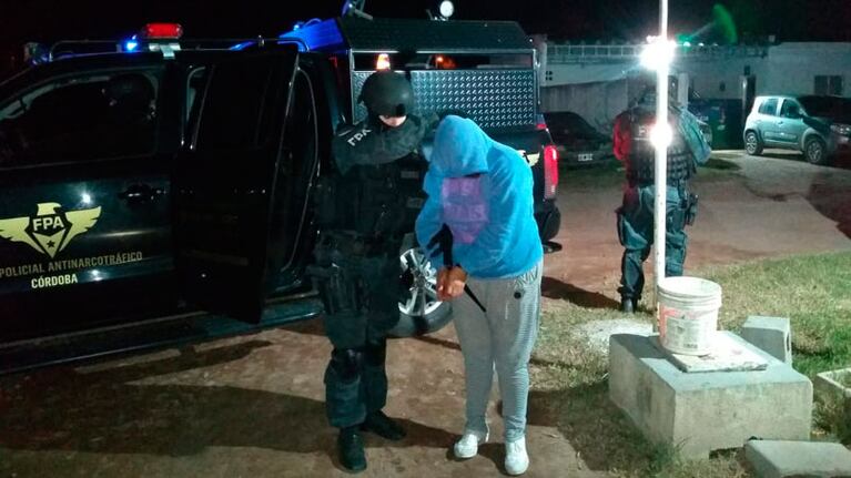 El momento en que redujeron al joven que trató de escapar.