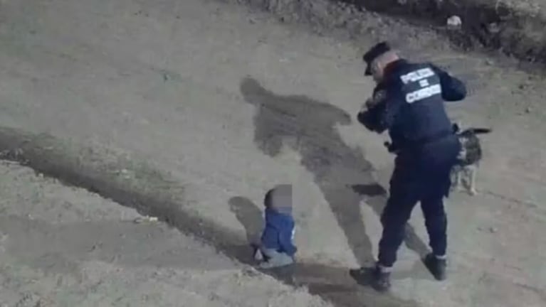 El momento en que rescataron al bebé. (Foto: captura de video).