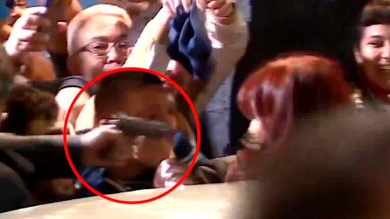 El momento en que Sabag Montiel apuntó a CFK en Recoleta.
