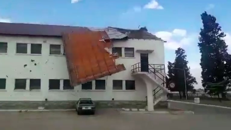 El momento en que se volaba el techo de chapa.