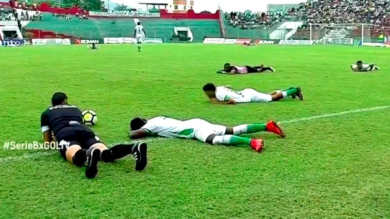 El momento en que todos fueron cuerpo tierra al césped. / Foto: Captura video.