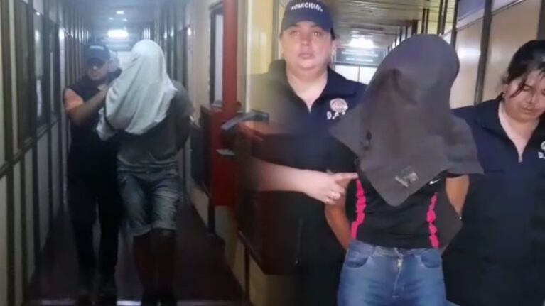 El momento en que trasladaban a los dos hombres y la mujer apuntados por el crimen.