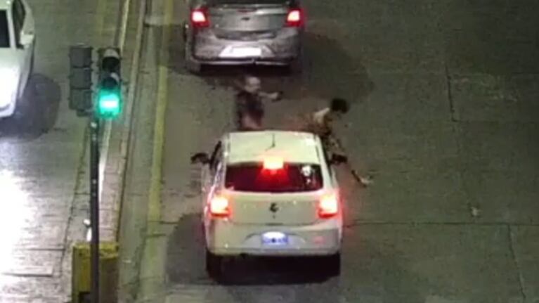 El momento en que un auto impacta al limpiavidrios, que terminó aprehendido.