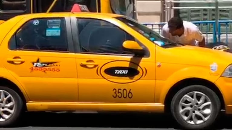 El momento en que un taxista es atacado por colegas en Córdoba.