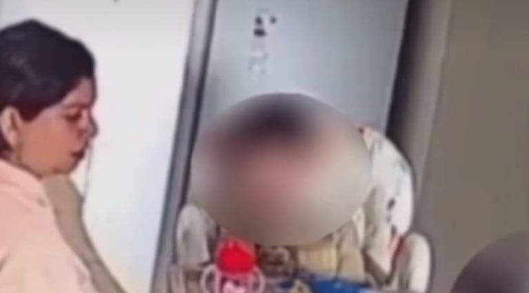 El momento en que una niñera golpeó a una menor y fue captada por las cámaras de seguridad. Video: El Doce.