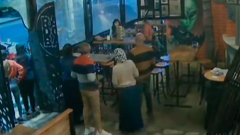 El momento en que una patota de ladrones menores de edad atacó a golpes a un mozo.