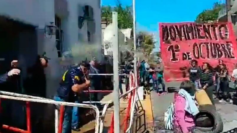 El momento en que uno de los baldazos cae sobre los oficiales. / Foto: Captura de pantalla