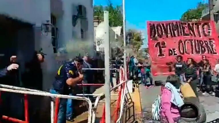El momento en que uno de los baldazos cae sobre los oficiales. / Foto: Captura de pantalla