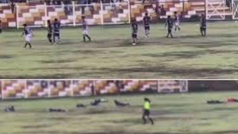 El momento en que varios futbolistas son alcanzados por el rayo