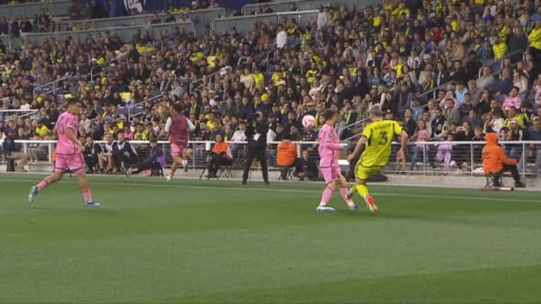 El momento exacto de la patada de MacNaughton a Messi.