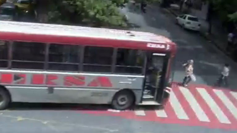 El momento exacto del choque del colectivo de Ersa en la Chacabuco. (Foto: captura video 911)