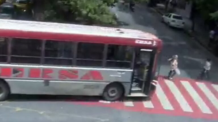 El momento exacto del choque del colectivo de Ersa en la Chacabuco. (Foto: captura video 911)