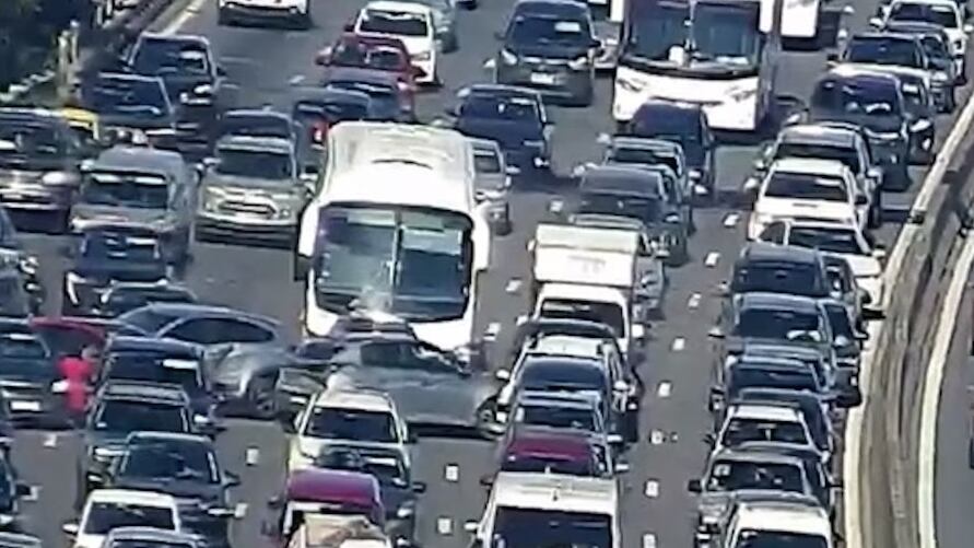 El momento exacto del choque múltiple en plena avenida General Paz.