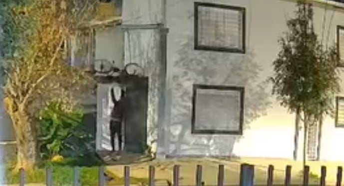 El momento exacto del robo en barrio Las Dalias.