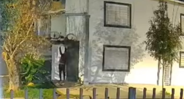 El momento exacto del robo en barrio Las Dalias.