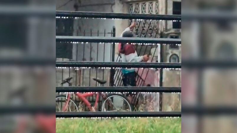 El momento exacto en el que el delincuente desinstala la reja.