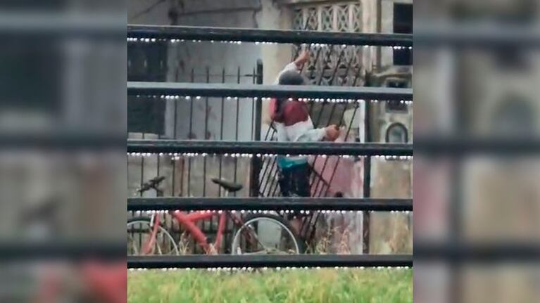 El momento exacto en el que el delincuente desinstala la reja.