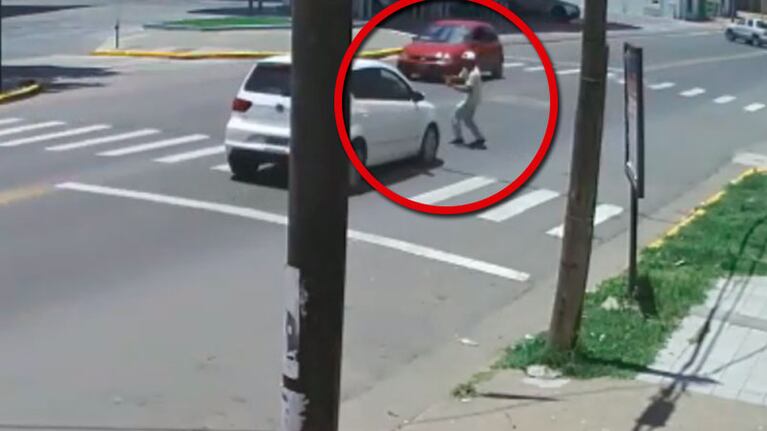 El momento exacto en el que el hombre salta sobre el parabrisas.