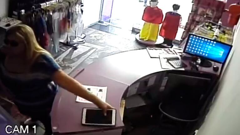 El momento exacto en el que la mujer roba la tablet.