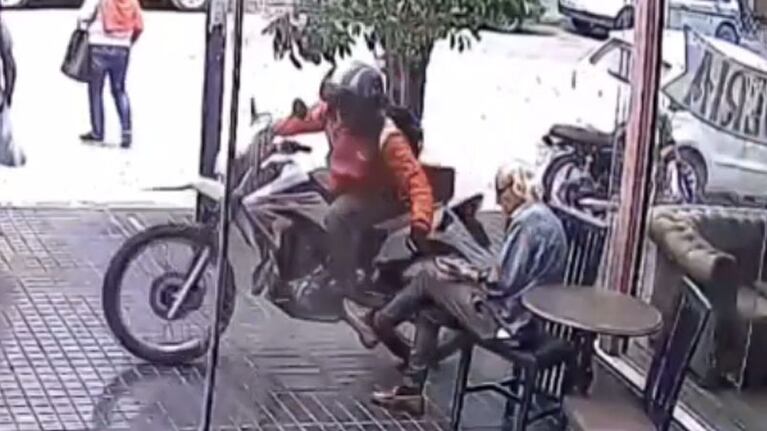 El momento justo del robo del celular en barrio Cofico.