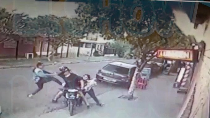 El momento más dramático: la mujer con un bebé en brazos atacó al ladrón.