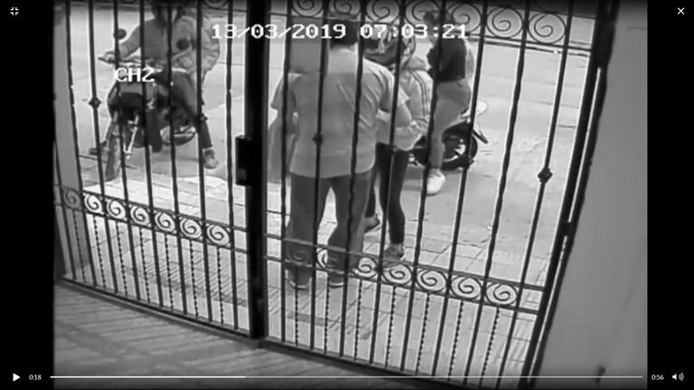 El momento que los motochorros asaltan al vecino de Güemes.