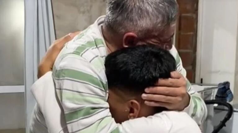 El momento terminó con un sentido abrazo.