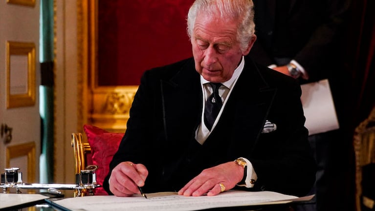 El monarca fue proclamado rey de Gran Bretaña el sábado.