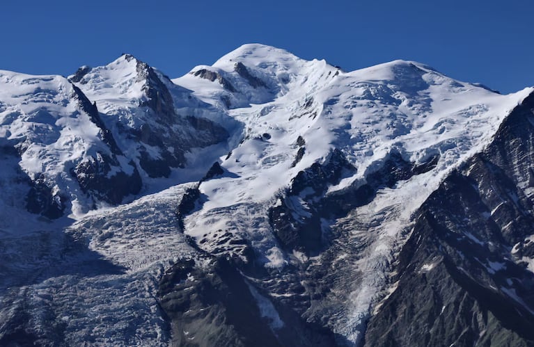 El montañista cayó en los Alpes y no lo pueden rescatar.