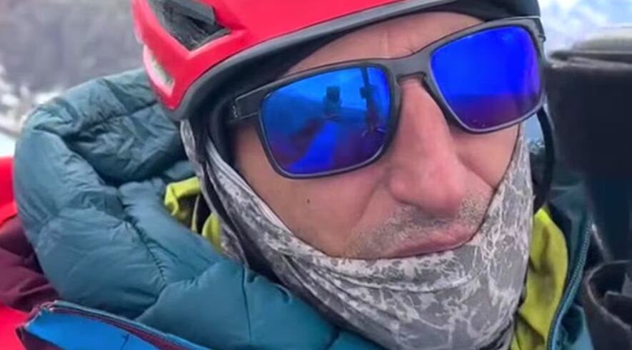 El montañista cayó en los Alpes y no lo pueden rescatar.