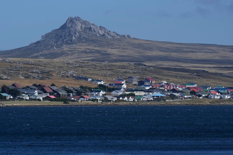 El monte Tumbledown se levanta detrás de Stanley, en las islas Malvi nas.(Foto: AP - Ricardo Mazalan -  Archivo)