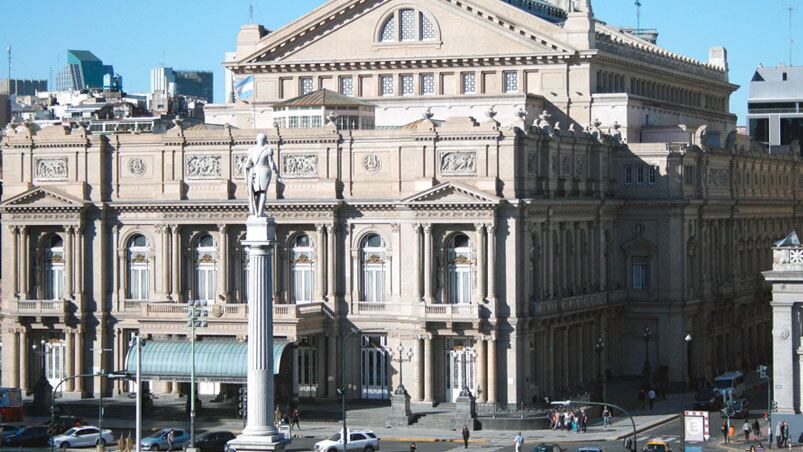 El monumento a Lavalle está ubicado en cercanías al Teatro Colón. 