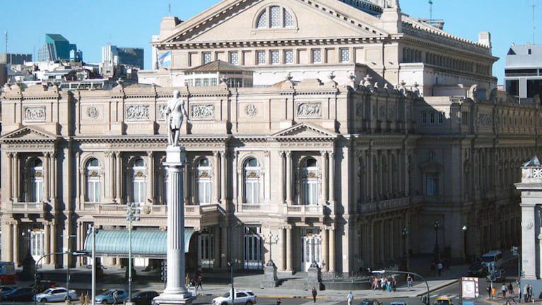El monumento a Lavalle está ubicado en cercanías al Teatro Colón. 