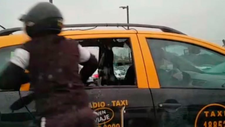 El motochoro aturde al pasajero al reventar el vidrio del taxi y le saca todo.