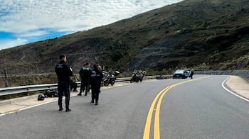 El motociclista chocó contra un guardarraíl y murió.