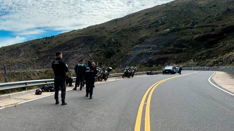 El motociclista chocó contra un guardarraíl y murió.
