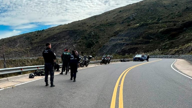 El motociclista chocó contra un guardarraíl y murió.